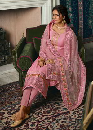 Розовое шёлковое платье / костюм, украшенное вышивкой люрексом со стразами, кусочками зеркалец