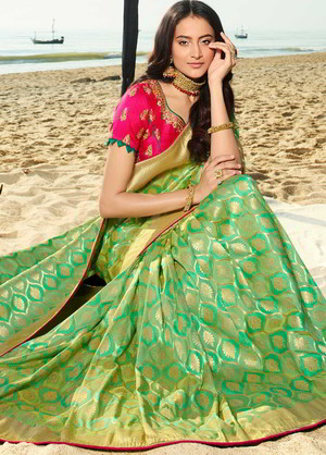Зелёное и цвета фуксии жаккардовое и шёлковое индийское сари, украшенное вышивкой люрексом
