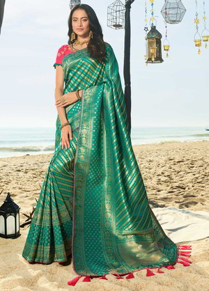 Зелёное и цвета фуксии жаккардовое и шёлковое индийское сари, украшенное вышивкой люрексом