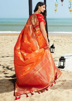Оранжевое и красное жаккардовое и шёлковое индийское сари, украшенное вышивкой люрексом