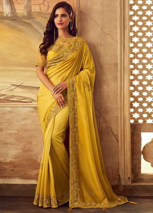 Золотистое красивое индийское сари, украшенное вышивкой
