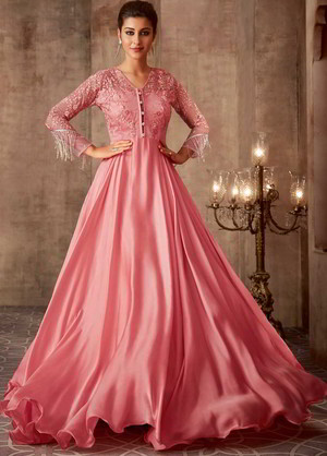 Перламутро-розовое длинно платье в пол, с длинными рукавами, украшенное вышивкой с люрексом и стразами