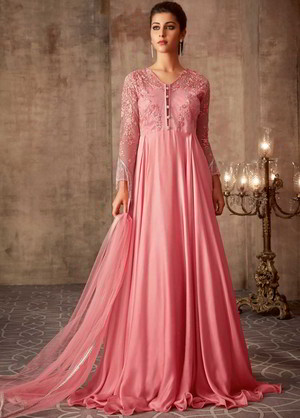 Перламутро-розовое длинно платье в пол, с длинными рукавами, украшенное вышивкой с люрексом и стразами