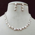 *Молочное и золотое индийское украшение на шею со стразами