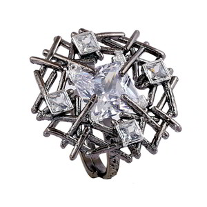 Молочное женское индийское кольцо со стразами