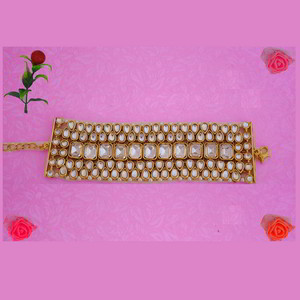 Молочный и золотой латунный индийский браслет с искусственными камнями