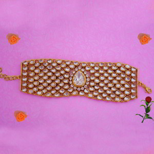 Молочный и золотой индийский браслет из латуни с искусственными камнями