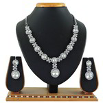 *Молочное и серебристое индийское украшение на шею со стразами