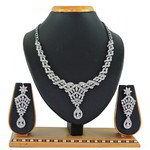 *Молочное и серебристое индийское украшение на шею со стразами, перламутровыми бусинками