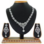 *Молочное и серебристое индийское украшение на шею со стразами