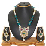 *Зелёный и золотой индийский кулон на шею со стразами, бисером, перламутровыми бусинками