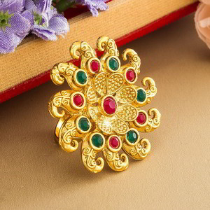 Позолоченное женское индийское кольцо с разноцветными стразами
