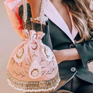 Розовая бархатная сумочка-мешочек с бисером