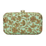 Аквамариновый клатч, украшенный вышивкой