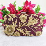 Бордовая женская сумочка-футляр, украшенная вышивкой с бисером