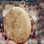 Молочная маленькая сумочка, украшенная вышивкой с бисером и пайетками