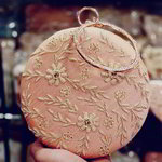 Розовая маленькая сумочка, украшенная вышивкой