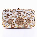 Молочная шёлковая женская сумочка-футляр, украшенная вышивкой