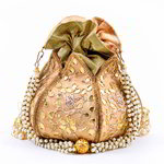 *Золотая шёлковая сумочка-мешочек, украшенная вышивкой с аппликацией