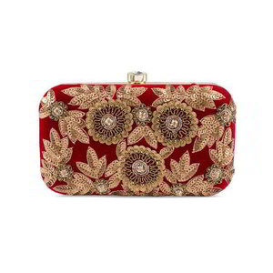 Красная женская сумочка-футляр, украшенная вышивкой