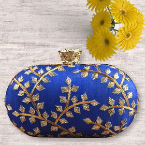 Синяя женская сумочка-клатч, украшенная вышивкой люрексом