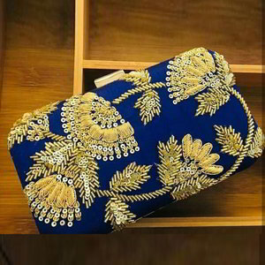 Синий индийский клатч, украшенный вышивкой с бисером и пайетками