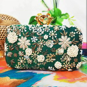 Зелёная индийская сумочка-футляр, украшенная вышивкой с бисером и пайетками