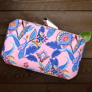 Розовая индийская сумочка-футляр с разноцветным принтом