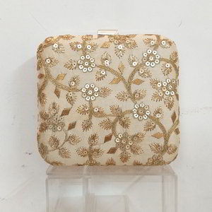 Кремовая маленькая квадратная сумочка, украшенная вышивкой с пайетками