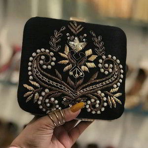 Чёрная женская индийская сумочка-футляр, украшенная вышивкой