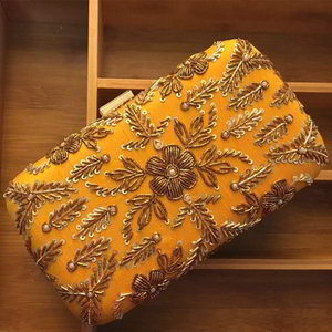 Жёлтая индийская сумочка-клатч, украшенная вышивкой с бисером и пайетками