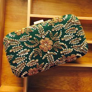 Зелёный индийский клатч, украшенный вышивкой с бисером и пайетками