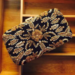 Чёрная индийская сумочка-клатч, украшенная вышивкой с бисером и пайетками