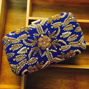 Синяя индийская сумочка-клатч, украшенная вышивкой с бисером и пайетками