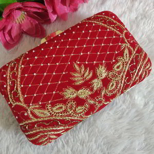 Красная женская сумочка-футляр, украшенная вышивкой с бисером