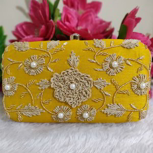 Жёлтая женская сумочка-клатч с бусинками