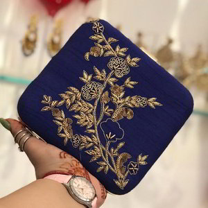 Тёмно-синяя женская индийская сумочка-футляр, украшенная вышивкой