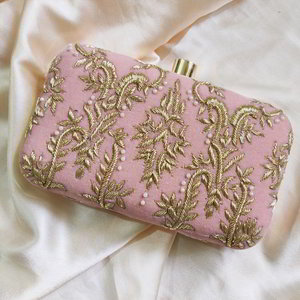 Розовая женская сумочка-клатч с бусинками