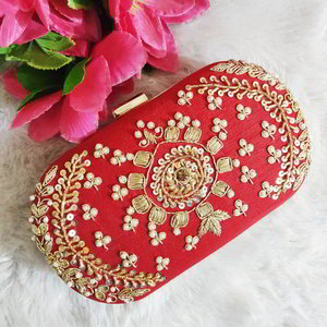 Красная женская индийская маленькая сумочка-клатч, украшенная вышивкой