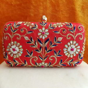 Бордовая и красная женская сумочка-клатч, украшенная вышивкой с бусинками