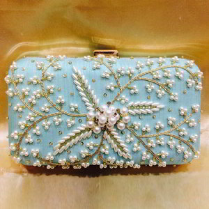 Синяя женская сумочка-клатч, украшенная вышивкой с бусинками