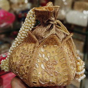 Золотая шёлковая сумочка-мешочек, украшенная вышивкой