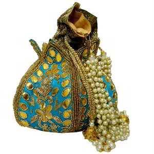 Синяя шёлковая сумочка-мешочек, украшенная вышивкой