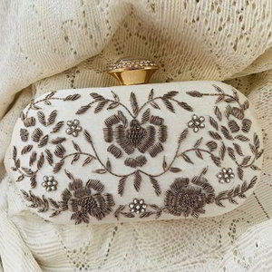 Молочная женская индийская сумочка-футляр, украшенная вышивкой