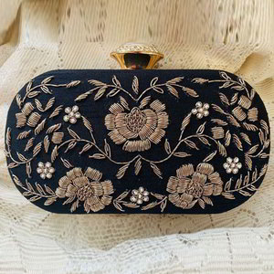 Чёрная женская индийская сумочка-футляр, украшенная вышивкой