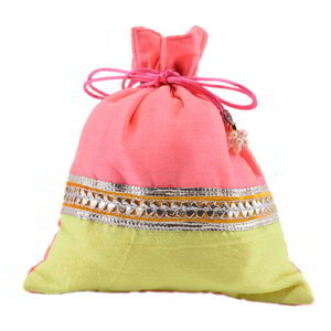 Розовая шёлковая сумочка-мешочек, украшенная вышивкой с аппликацией