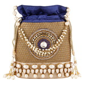 Золотая шёлковая сумочка-мешочек, украшенная вышивкой со стразами, бисером