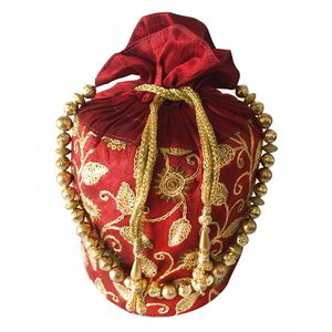 Золотая сумочка-мешочек из дизайнерского шёлка, украшенная вышивкой с пайетками