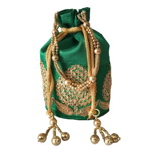 Зелёная хлопко-шёлковая сумочка-мешочек, украшенная вышивкой с пайетками