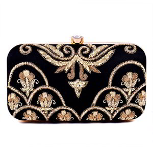 Чёрная женская сумочка-футляр, украшенная вышивкой